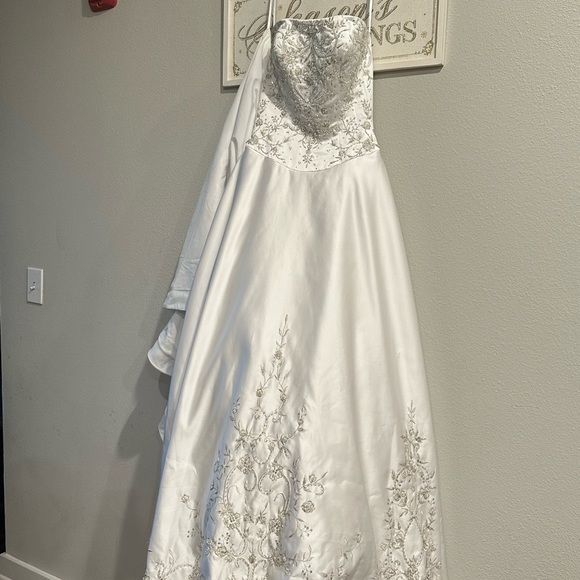 Luxury Wedding Dress with crystals and exotic large drape - Picture 7 of 7